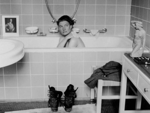 Lee nella vasca da bagno di Hitler, 30 aprile 1945, Foto di Lee Miller e David E. Sherman.